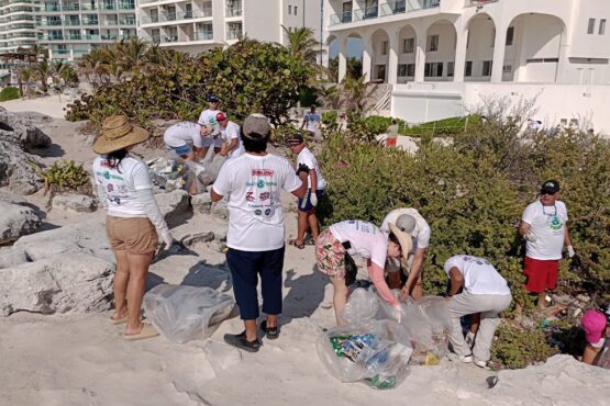 Jornada de limpieza en las playas de Cancún
